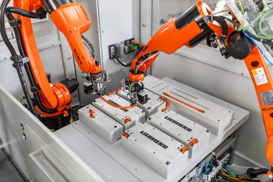 KUKA: KR CYBERTECH steckt Modulverbinder für Hochvoltbatteriepacks